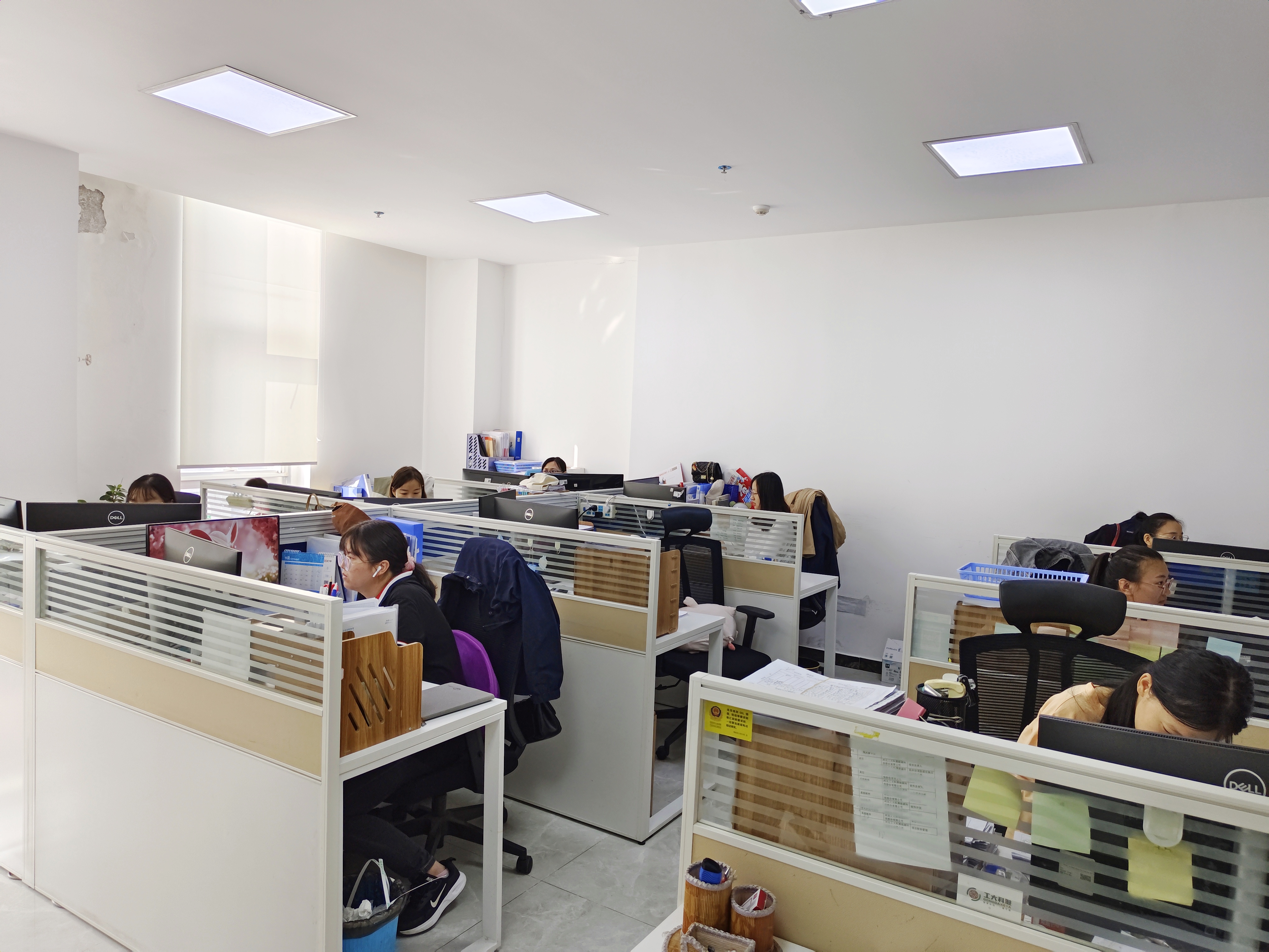 财务部全体员工中秋节依然坚守岗位，，，，，为了月尾的结账事情和开票及纳税事情加班加点的完成既定事情.jpg