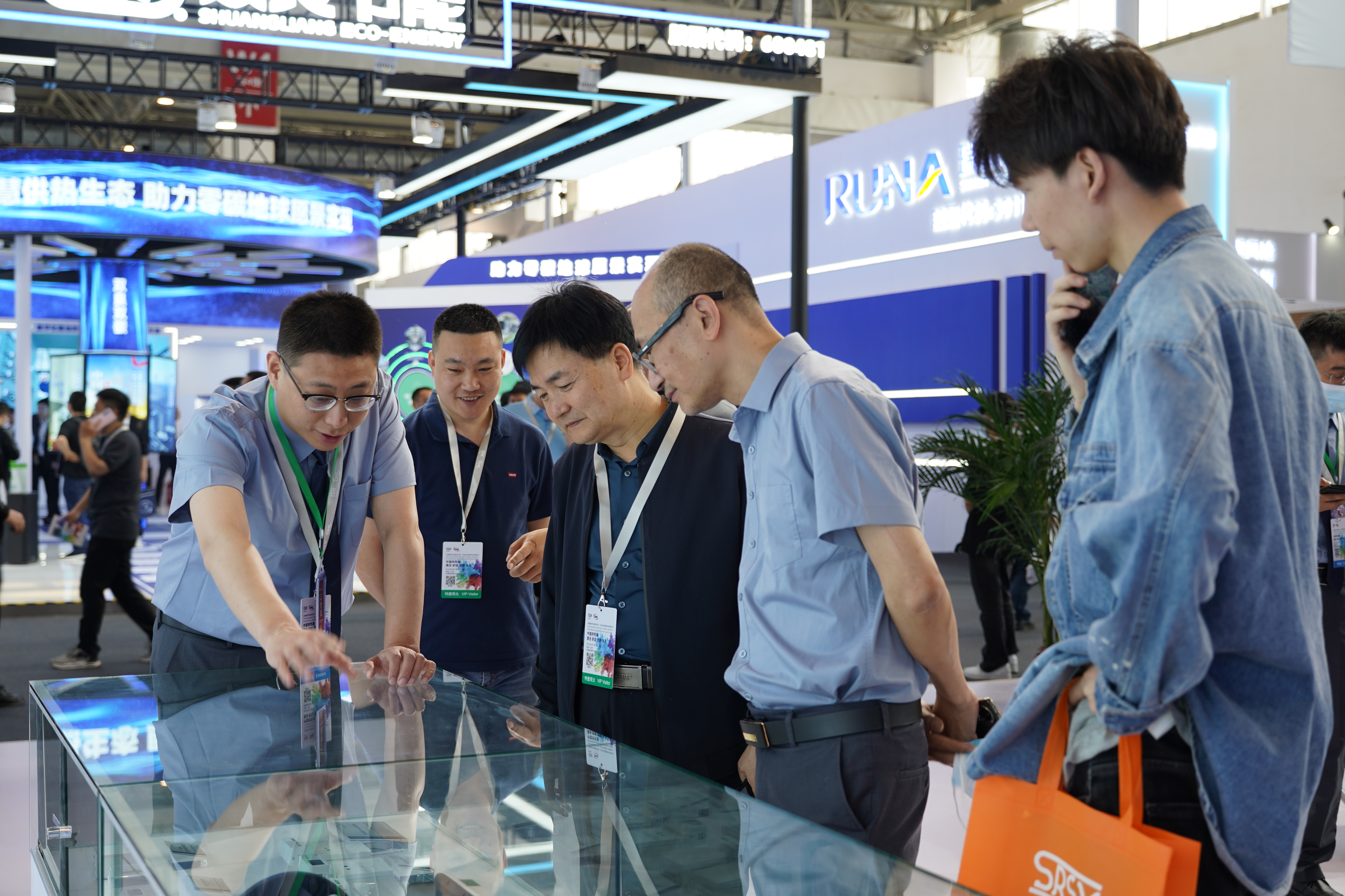 中国供热展盛大开幕！必威官方首页官网展位现场火爆！(图6)