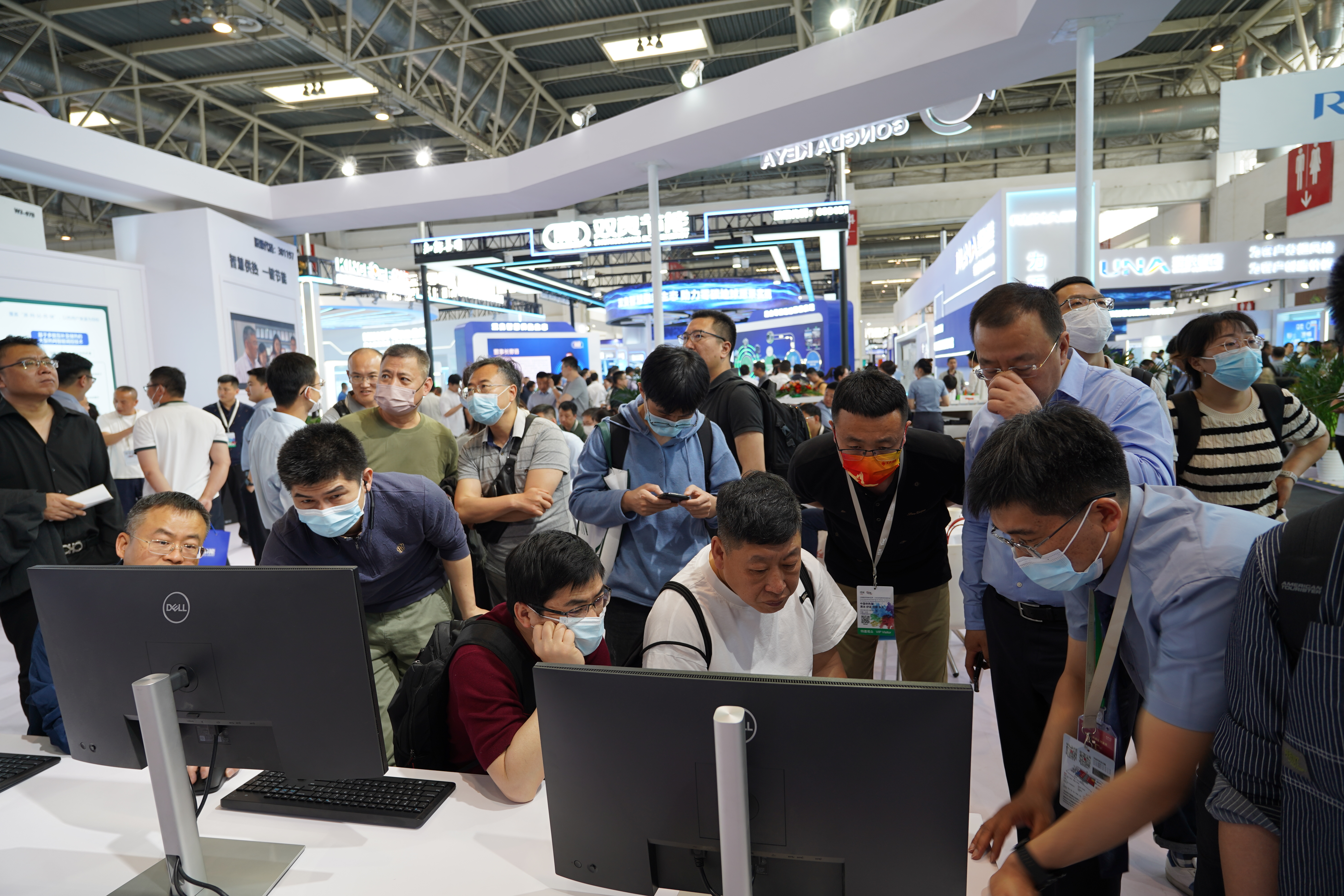 中国供热展盛大开幕！必威官方首页官网展位现场火爆！(图5)